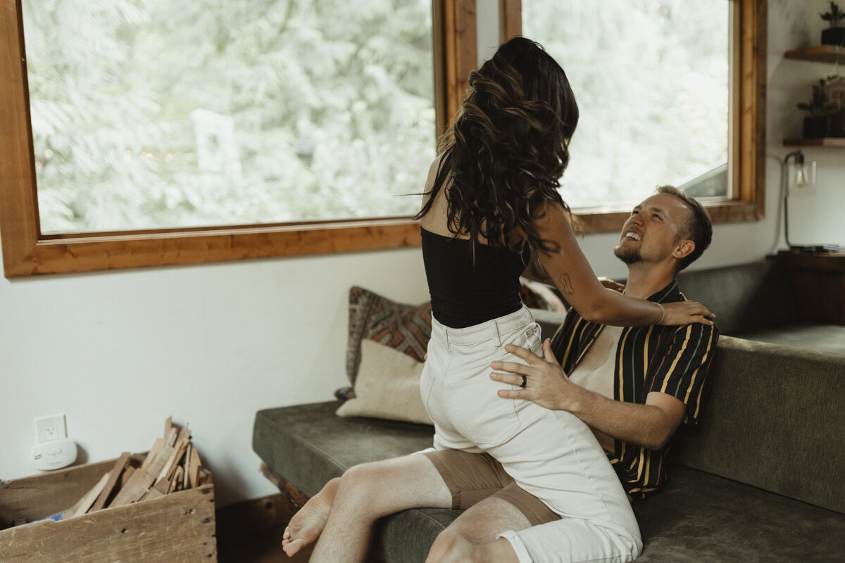 casualcouplesinhomesessionkansascityphotographer-14