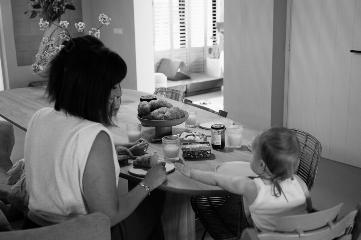 Lifestyle gezinsfotografie tijdens een Homes to Remember-shoot - sfeerimpressie ontbijten 