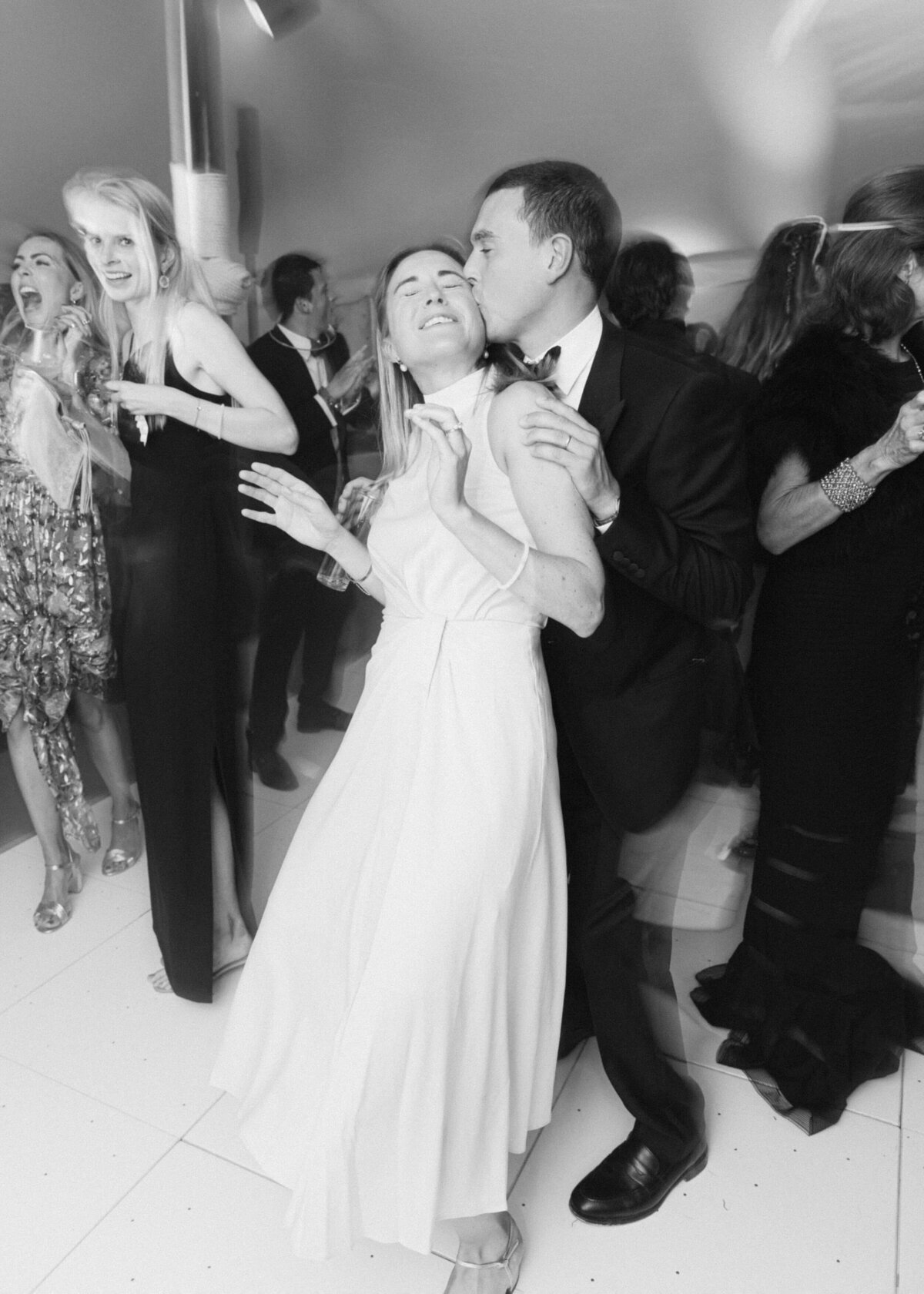 chloe-winstanley-weddings-dancing-guest-kiss-black-white