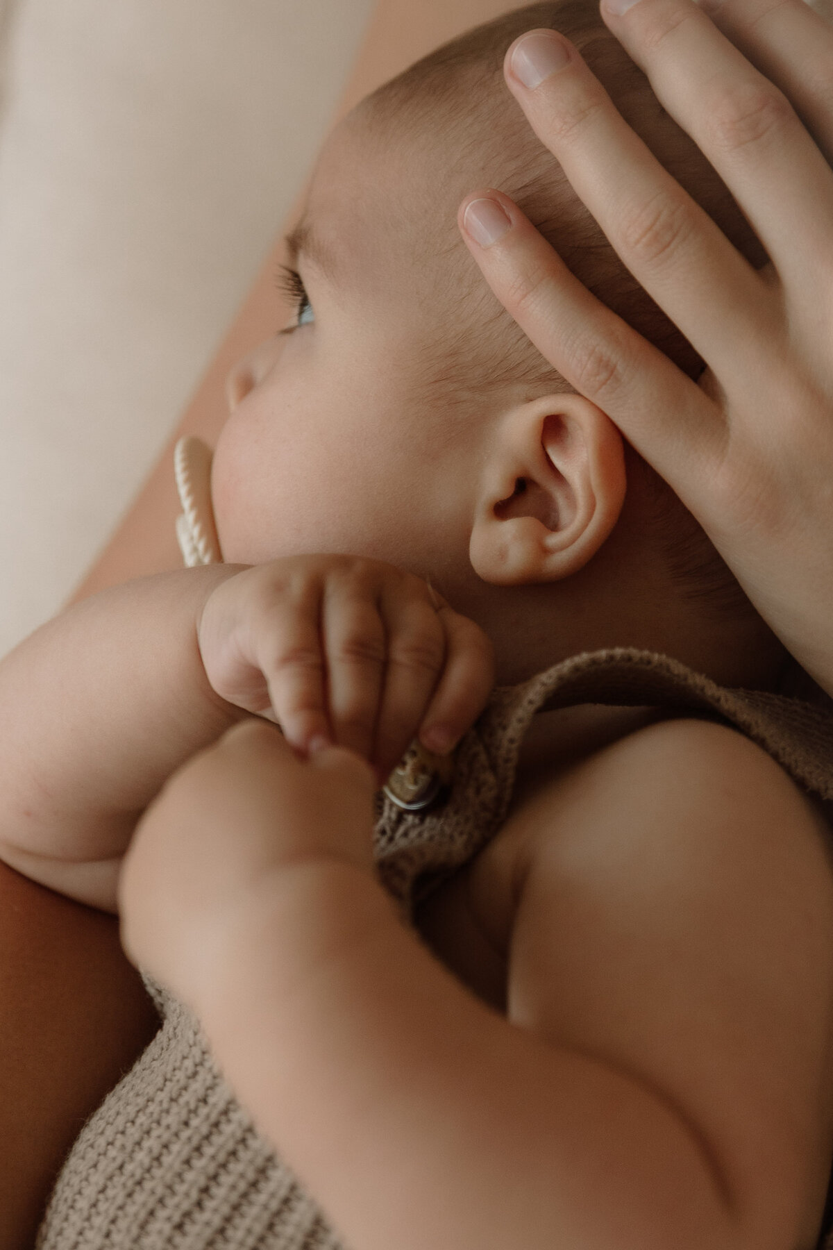newborn fotograaf - zwangerschapsfotografie - videograaf - Sint-Niklaas - Pictures by Jess - mama en baby shoot