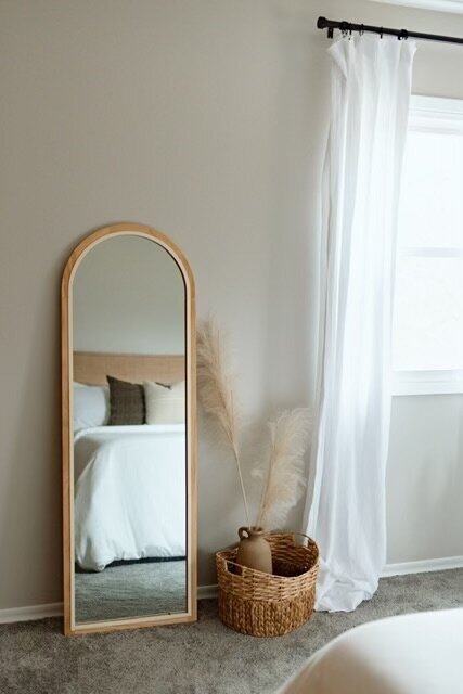 room - mirror with bed 