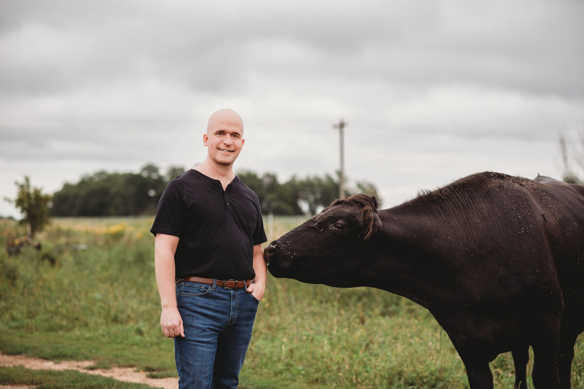 Get noticed with customized online dating portraits in St. Paul. Capture your hobbies and passions with professional, high-resolution images.