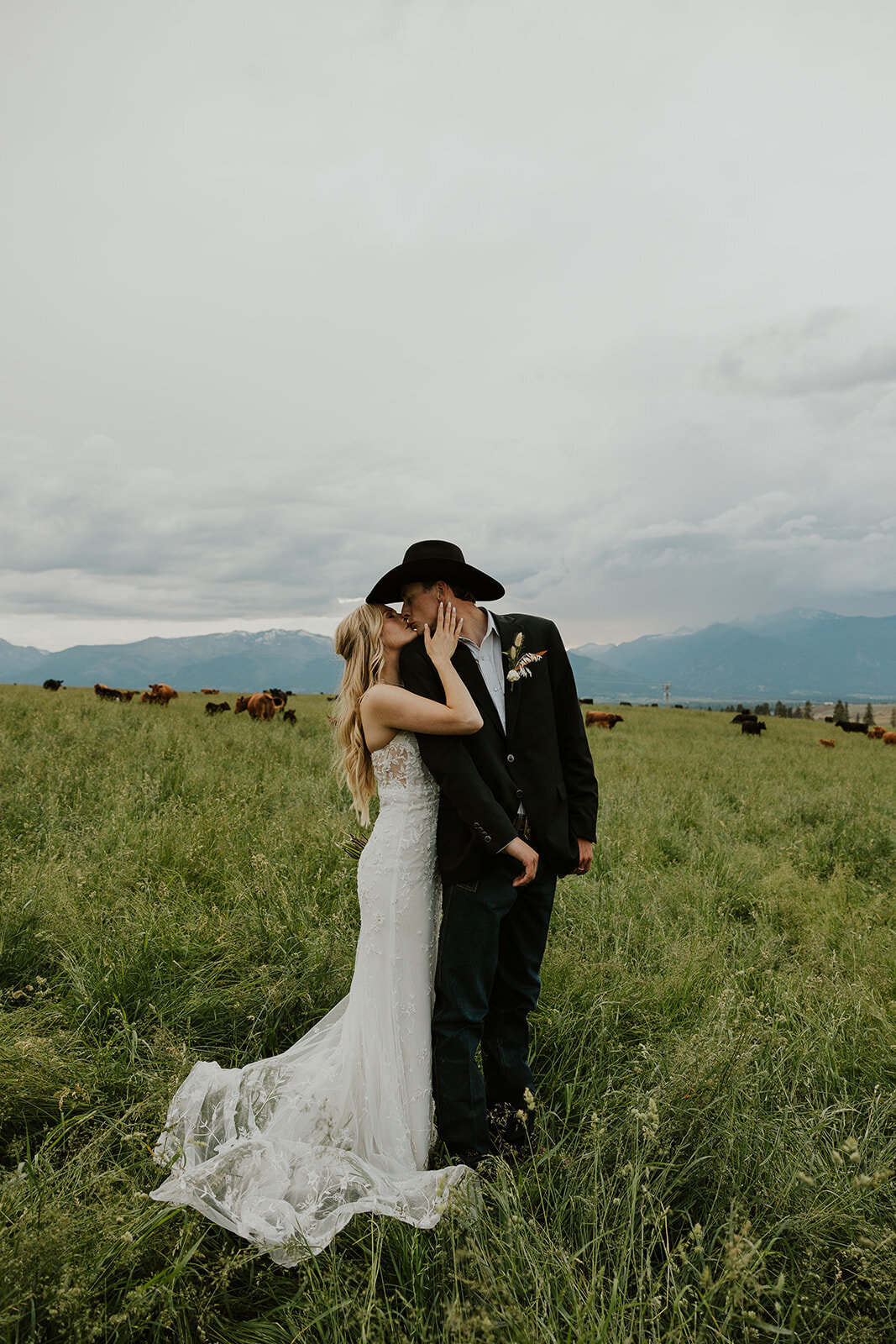presley-gray-cowboy-luxury-montana-wedding-8990