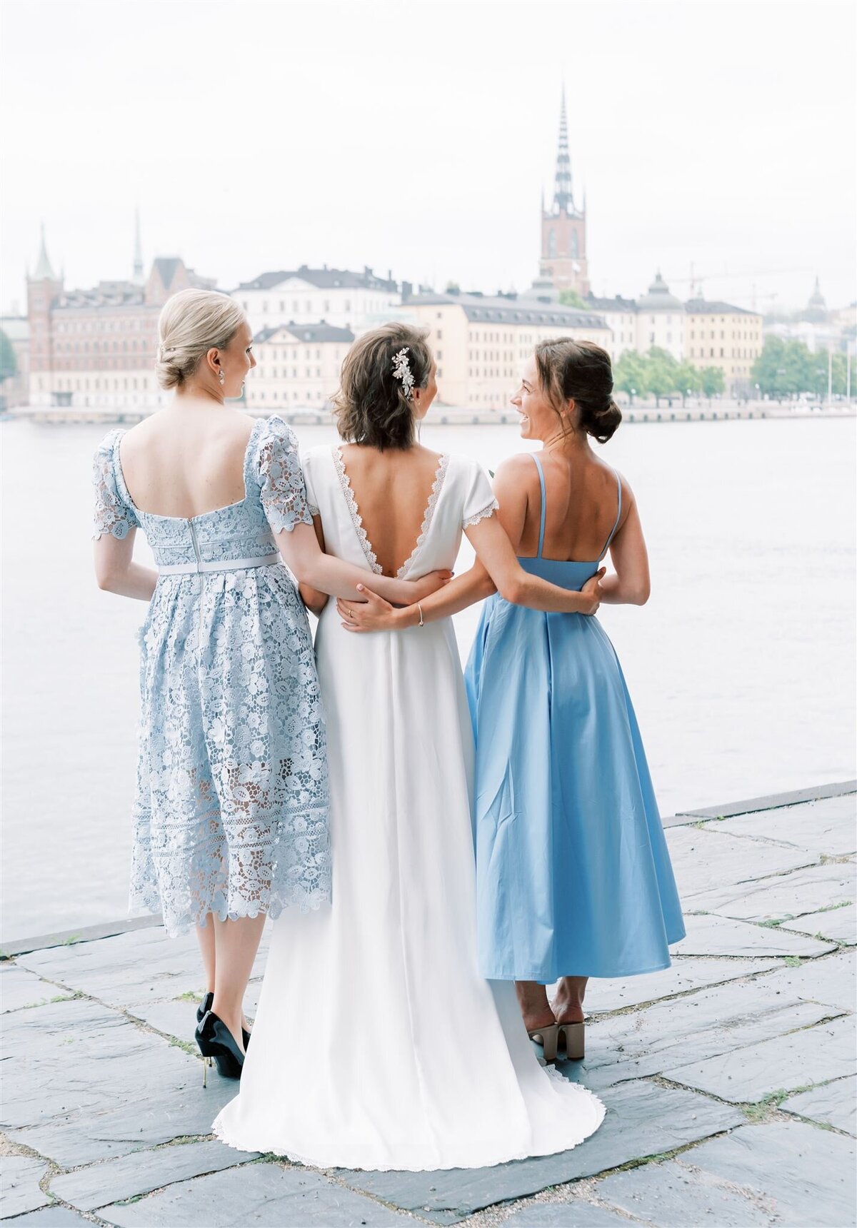 Destination Wedding Photographer in Stockholm helloalora Anna Lundgren wedding bride and bridesmaids portrait Stadshuset