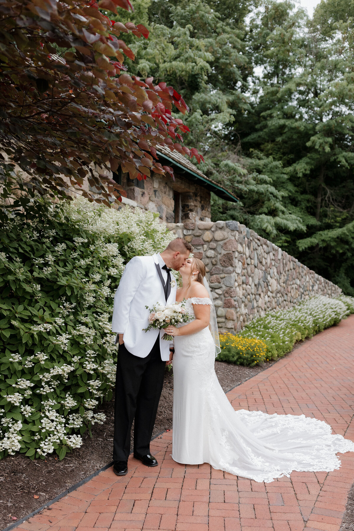 Indianapolis wedding photography outdoor garden portrait