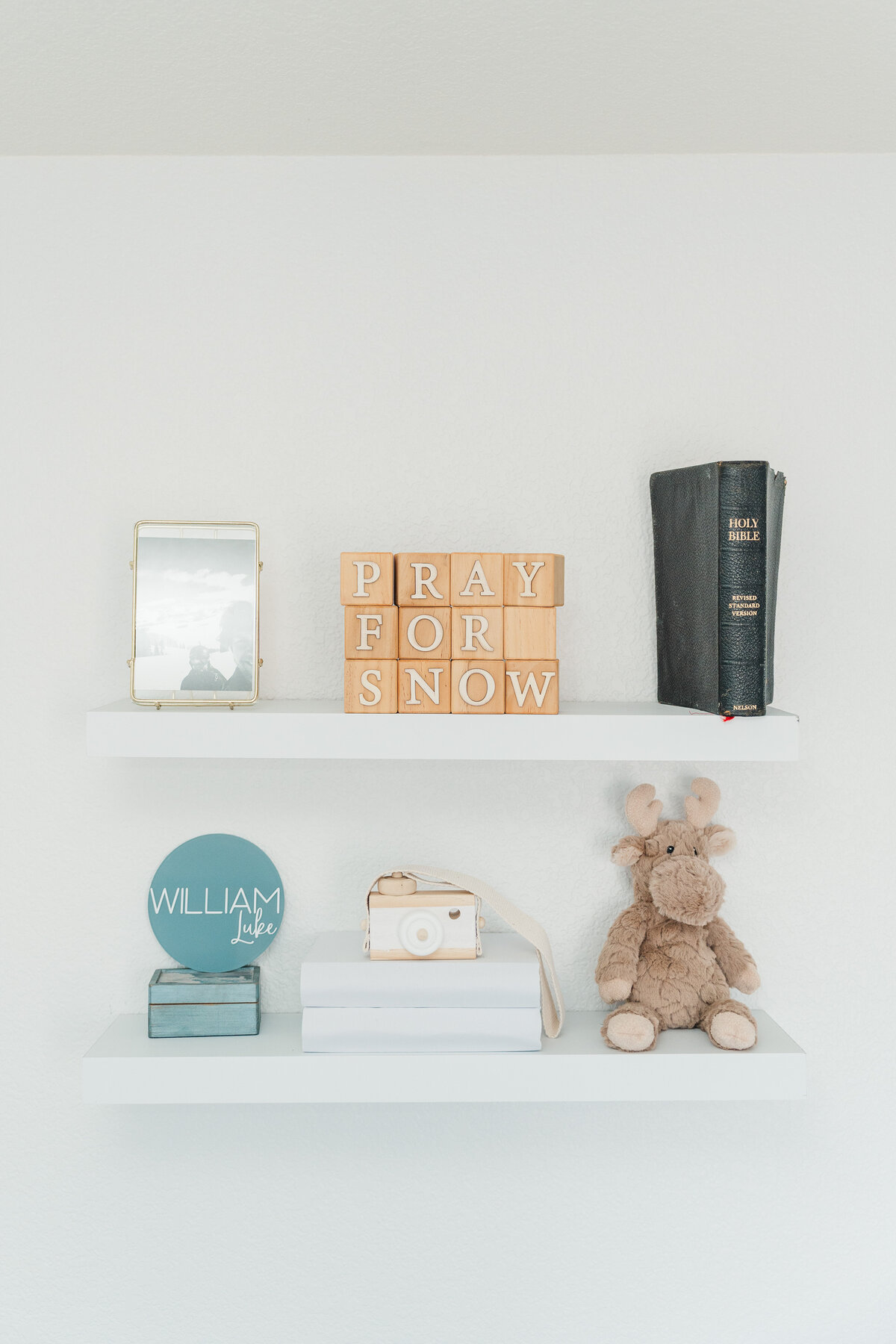 Light and neutral baby boy in home lifestyle newborn photos colorado elena spraguer photography 0002