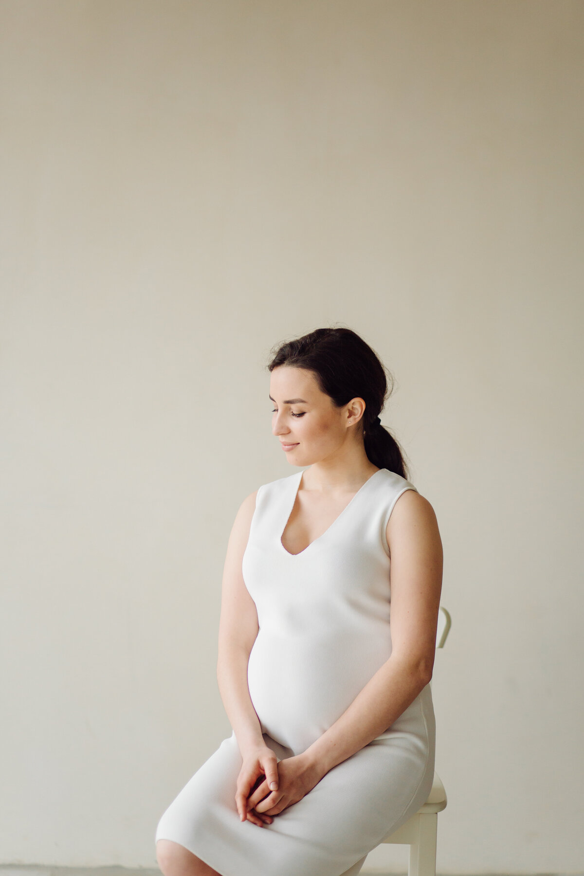 beautiful-young-pregnant-woman-posing-studio-dress (2)