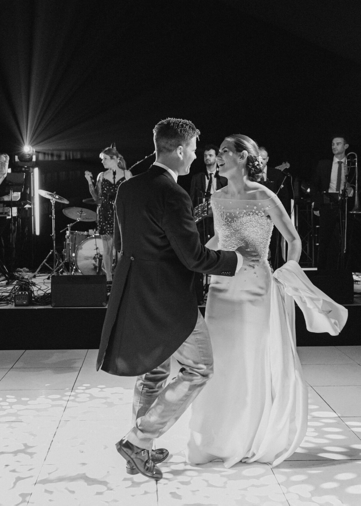 chloe-winstanley-weddings-first-dance-black-white