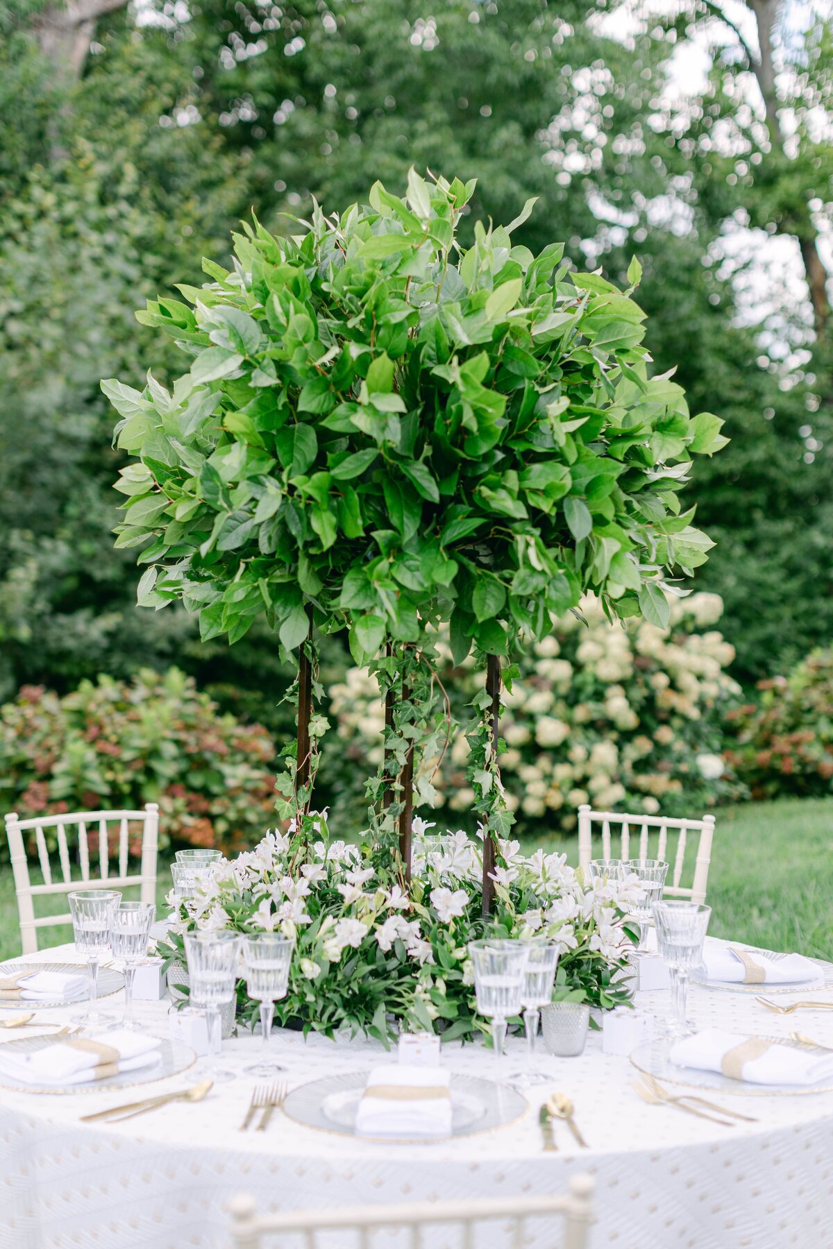 elegant-garden-style-elevated-centerpiece-floral-design-min