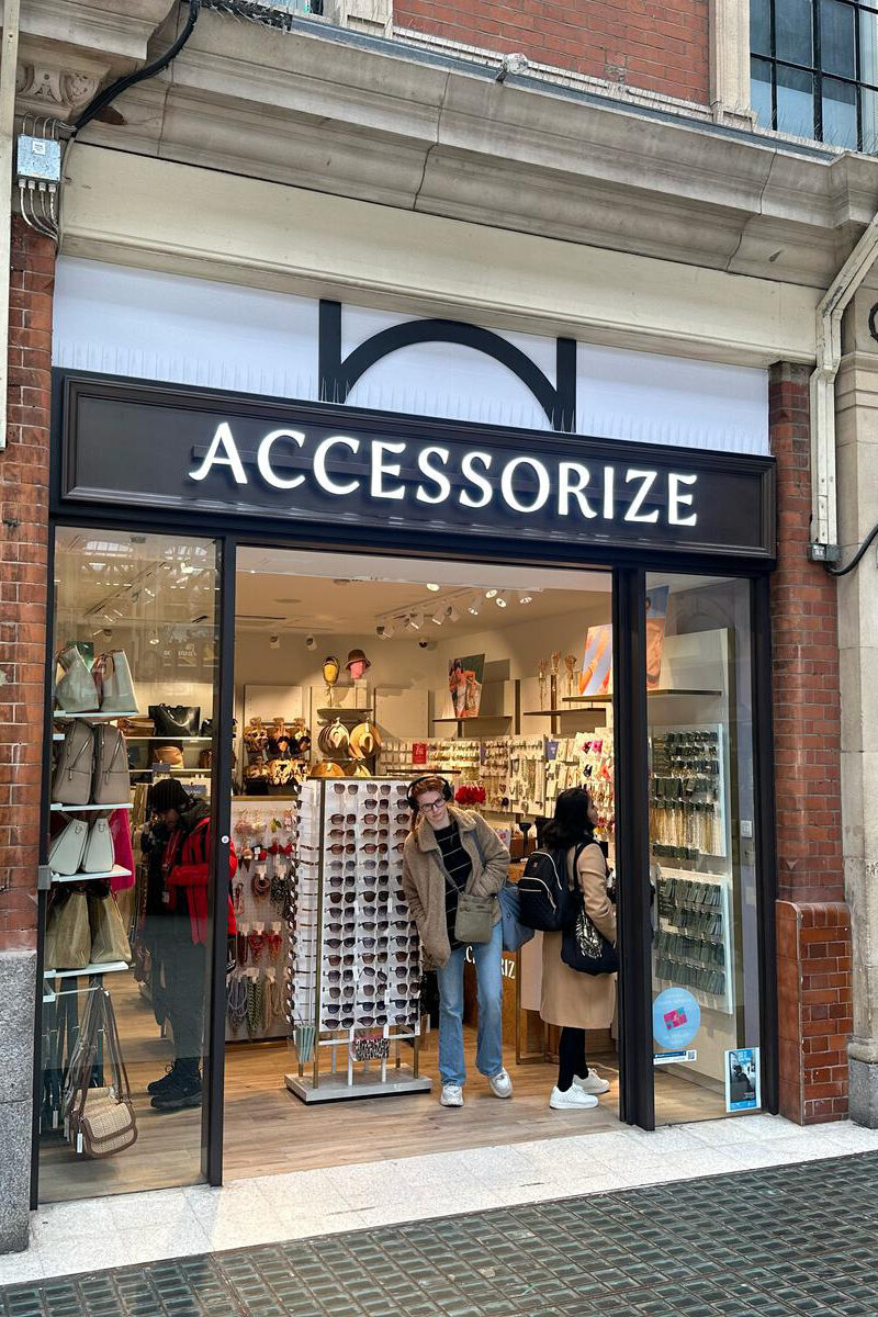 ellis-signs-accessorize-victoria-station-built-up-illuminated-letters