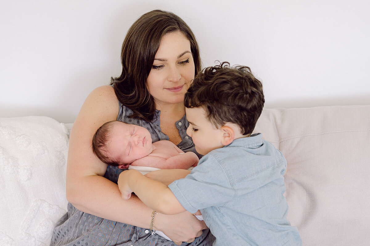 baby-brother-in-studio-lifestyle-newborn-photoshoot-hartford-CT_0141