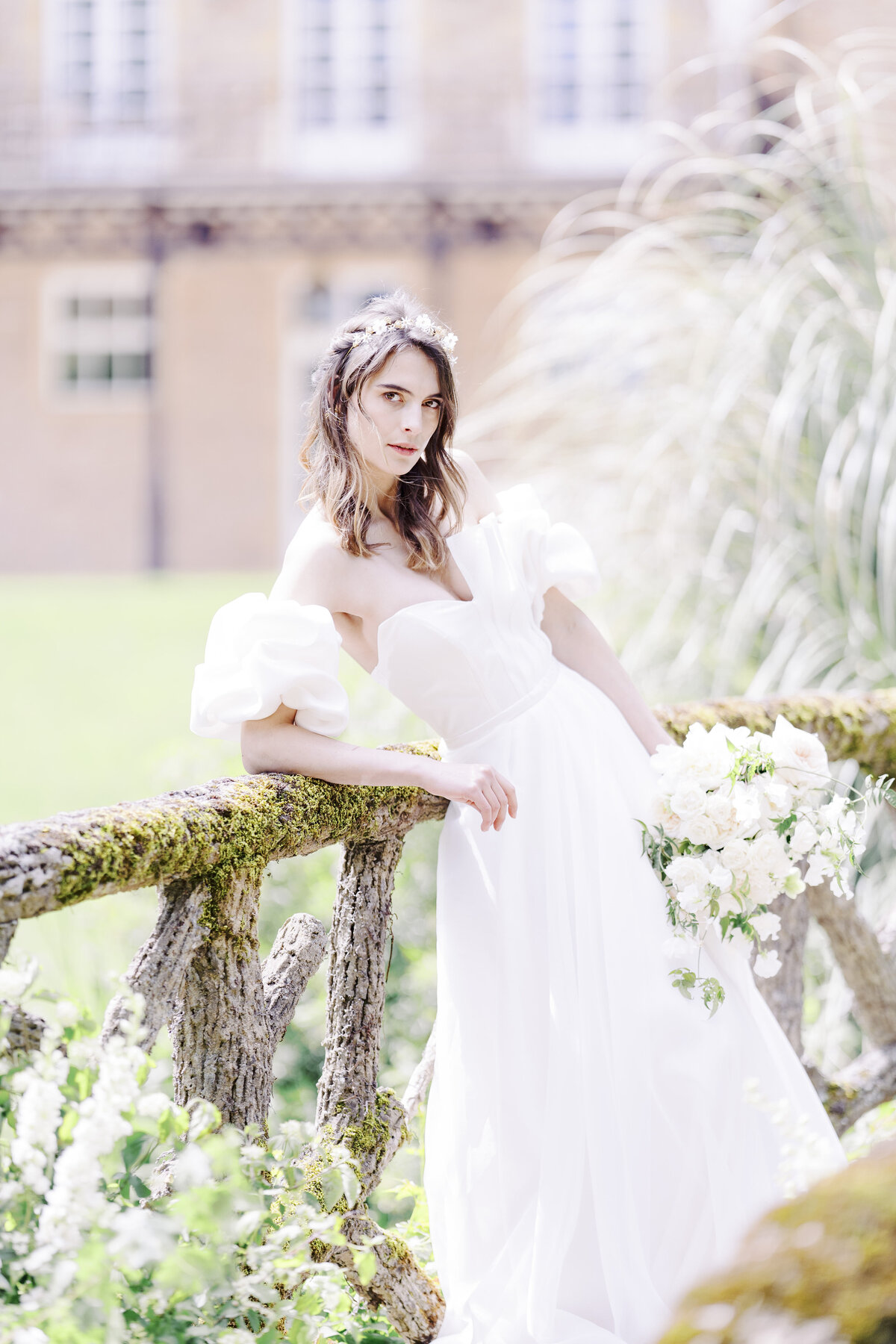mariee-robe-structuree-en-nature-chateau-de-champ-renard
