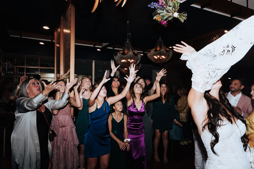 toss-bouquet-wedding