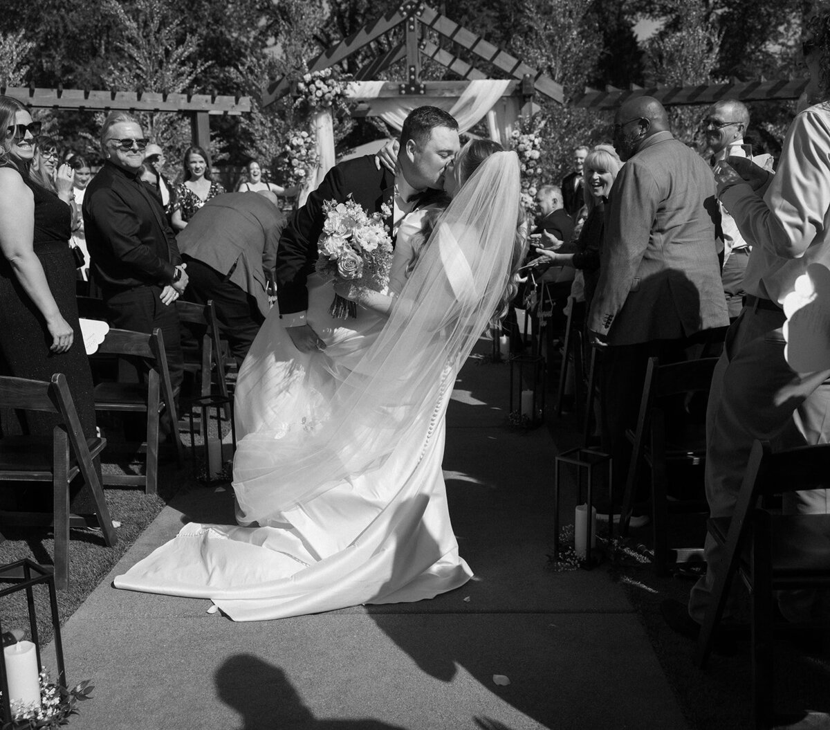washington-ceremony-aisle-couple-kissing