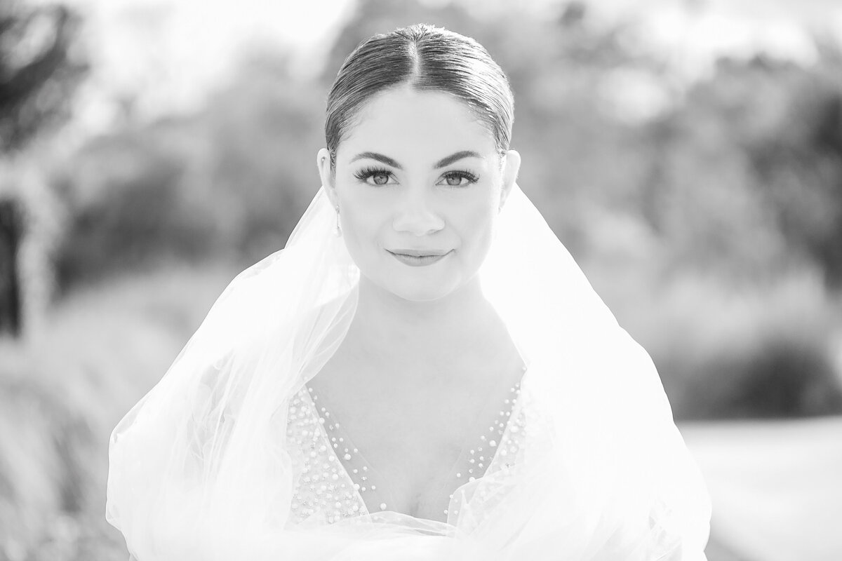 Black and white bridal pictures