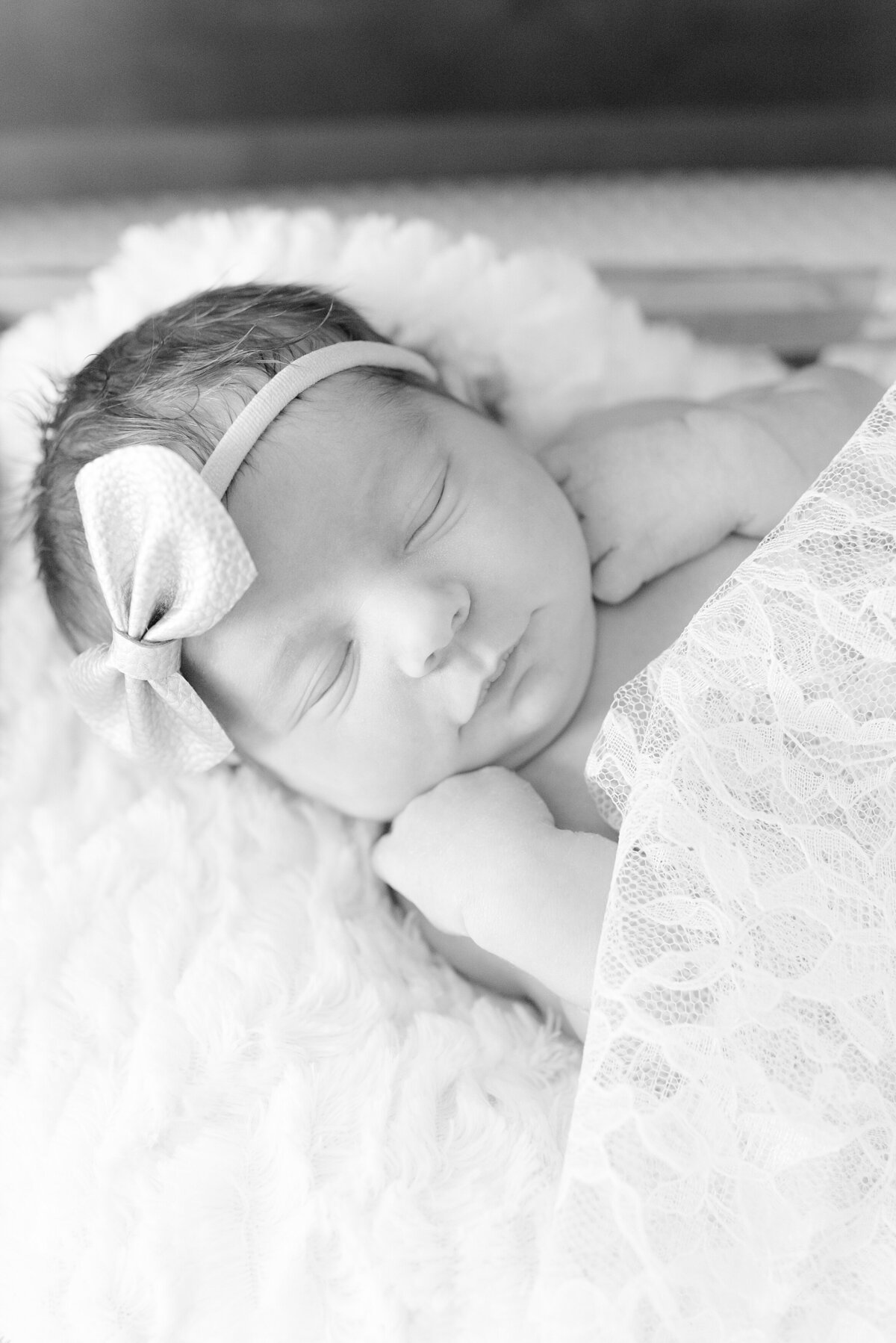 19_neutral-at-home-newborn-session_baby-girl_ckp