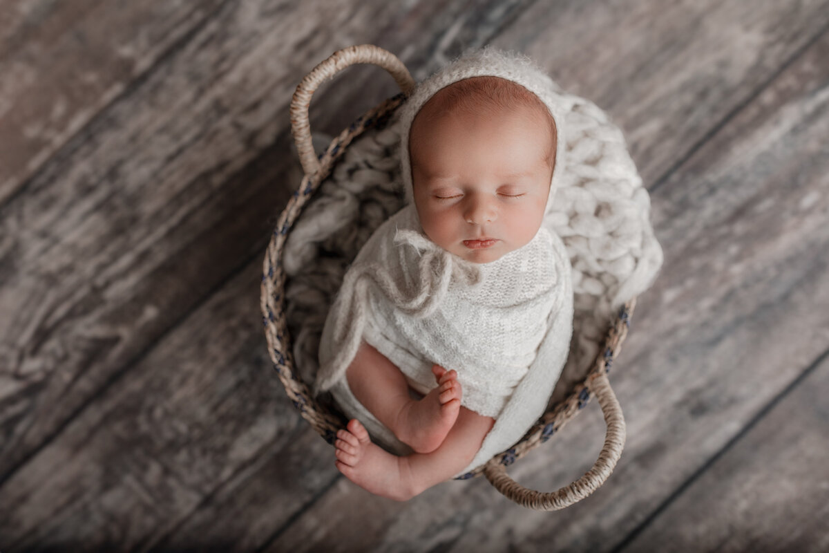 newborn-studio-basket-white outfit