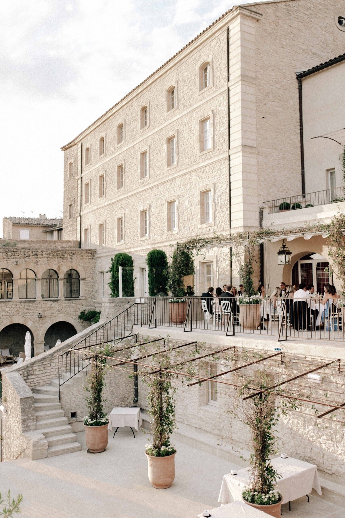 30_Provence_Luxury_Wedding_Photographer (1 von 1)-80_Flora and Grace is a luxury wedding photographer at Bastide de Gordes in France. Discover their elegant and timeless fashion inspired wedding photography in France.