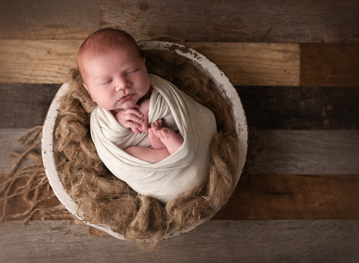 Newborn photoshoot in a Bucket by Laura King