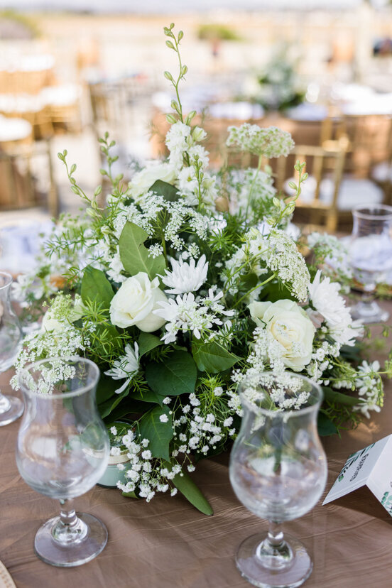 white-floral-table-arrangement