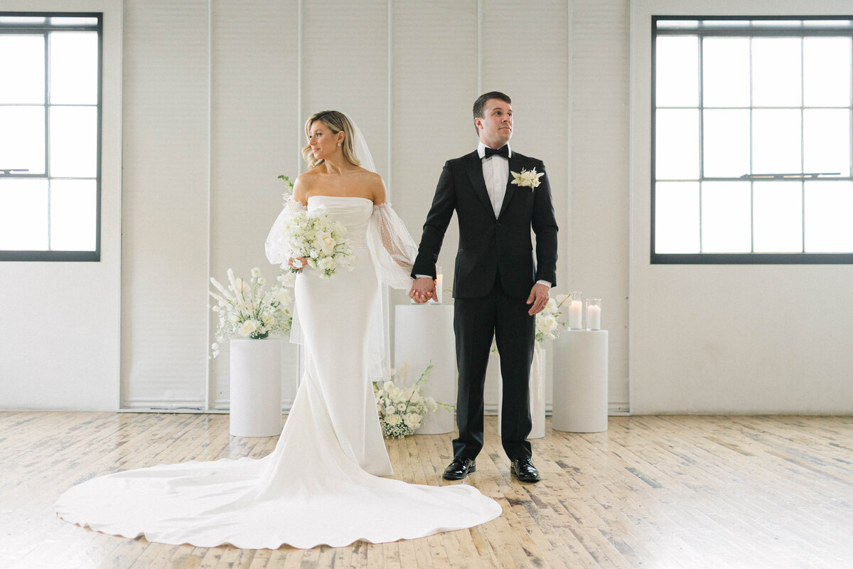 A timeless and elegant bride and groom captured on their luxury wedding day in Milwaukee, Wisconsin, exuding sophistication and romance.
