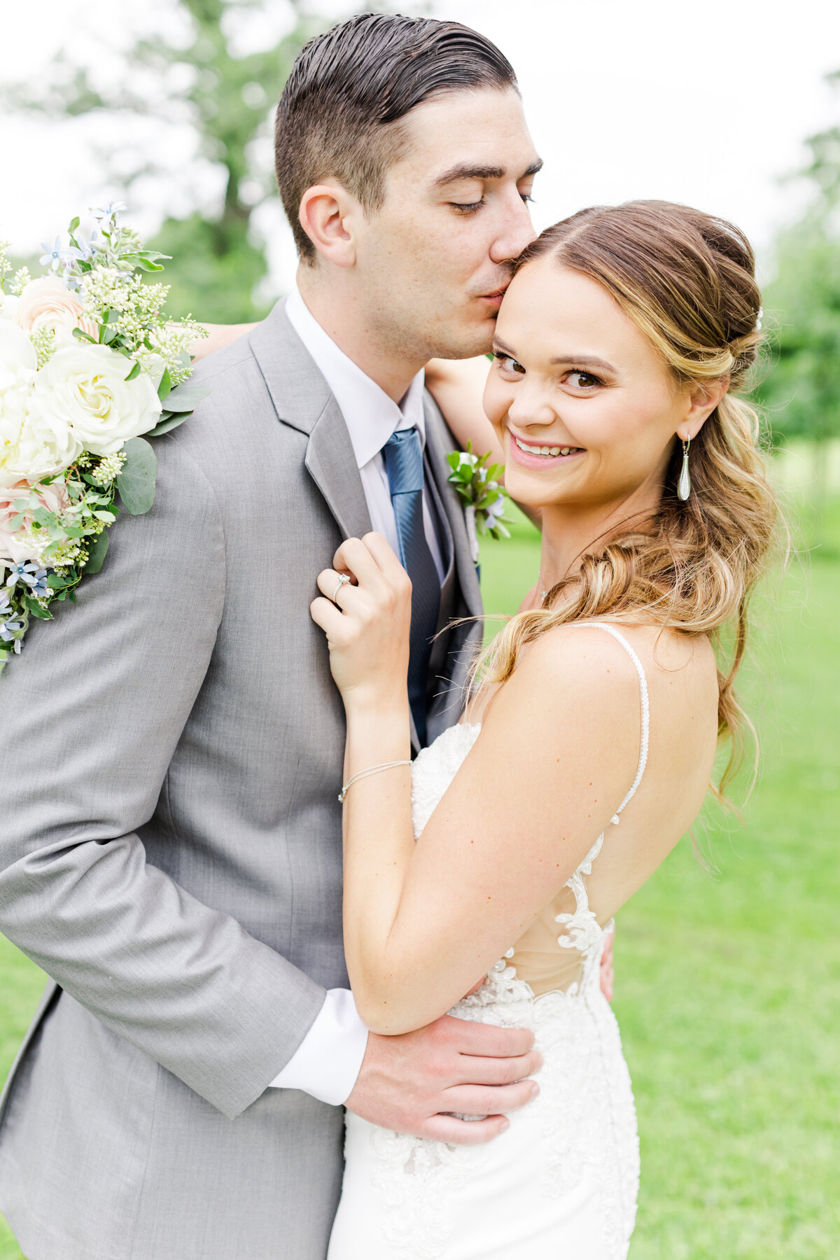 37_bride_and-groom_photo_at_olin_park_madison_wisconsin
