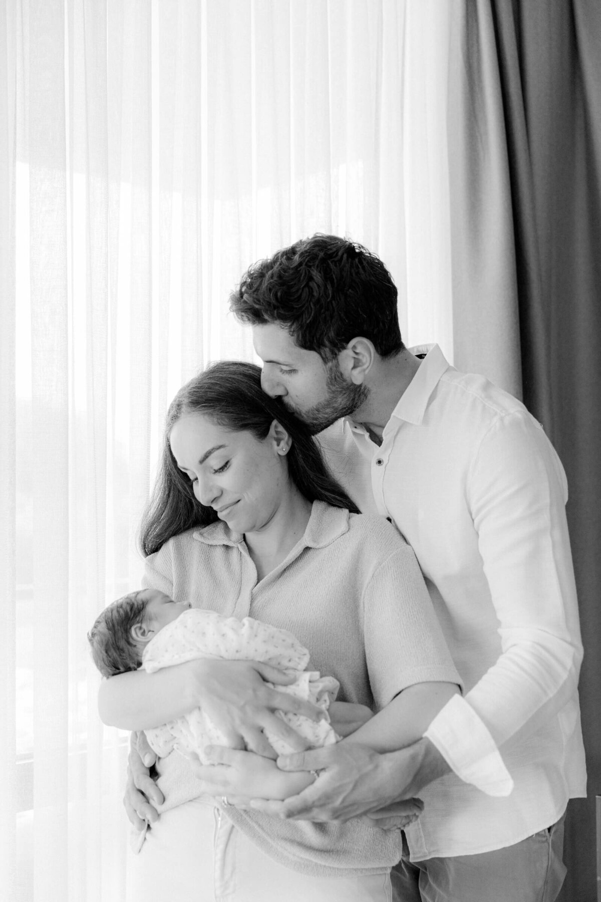 Ouders koesteren pasgeboren baby