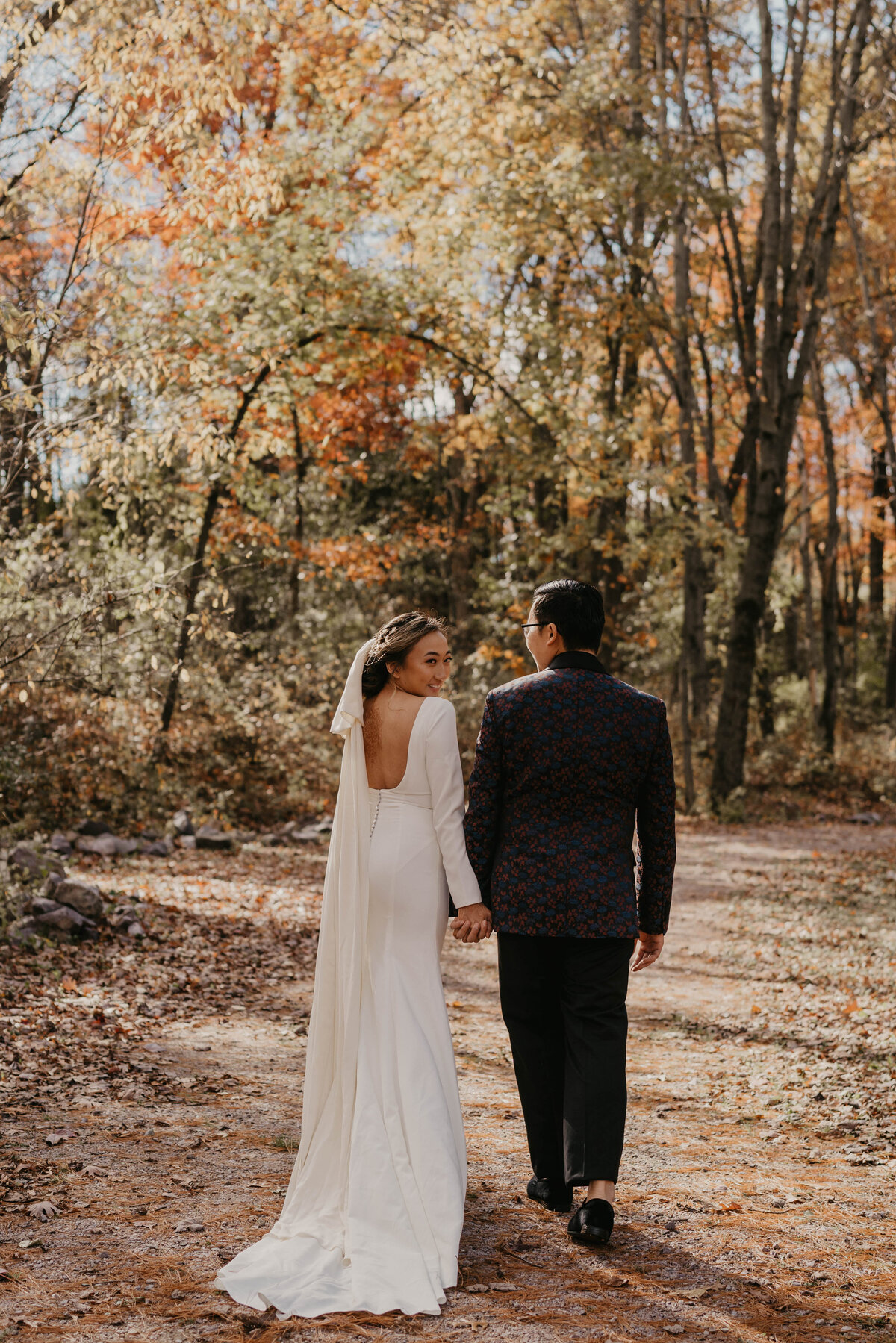 Boho Rustic Barn Wedding at The Swan Barn Door in Wisconsin Dells. Wild Love Pursuit is a wedding and elopement photographer, based in Wisconsin and available for travel worldwide. Modern, romantic and timeless wedding photography for adventurous couples.