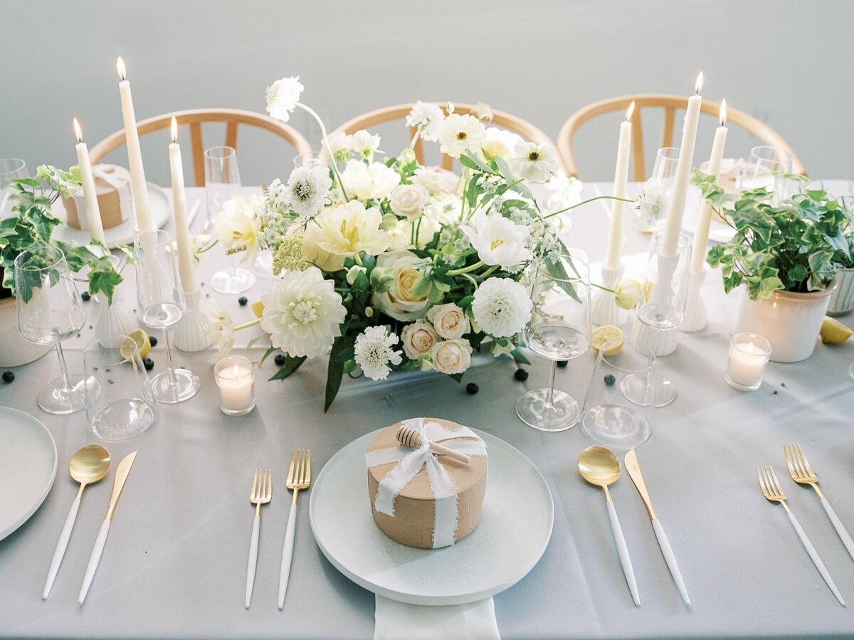 bluepansyfloral-yellow-pastel-tablescape-tablesetting