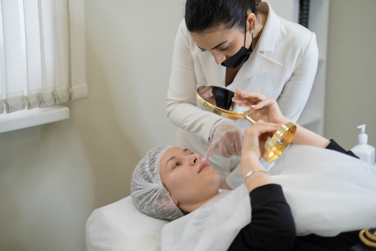 a-mirror-reveals-the-outcome-of-a-skincare-procedu-2024-04-15-16-59-08-utc