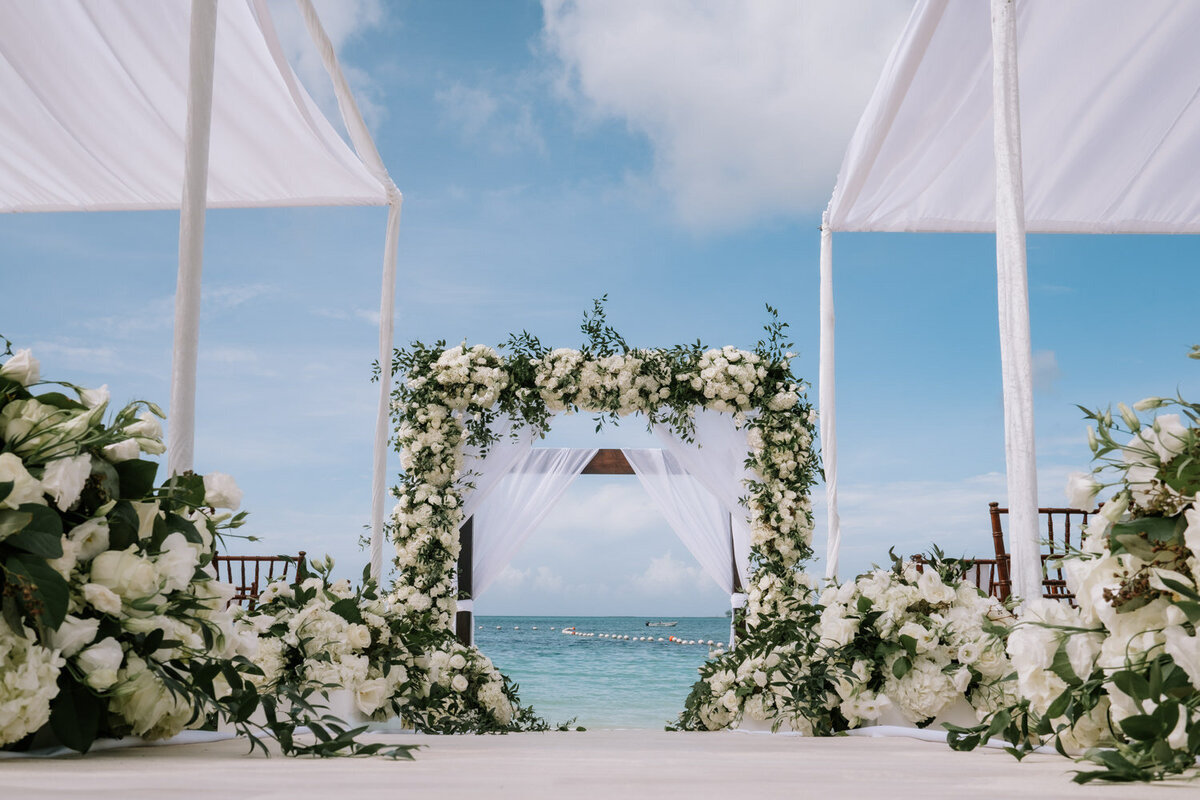 the-rosewood-baha-mar-luxury-bahamas-wedding-photos-lyndah-wells-photography-ashley-ryan-8