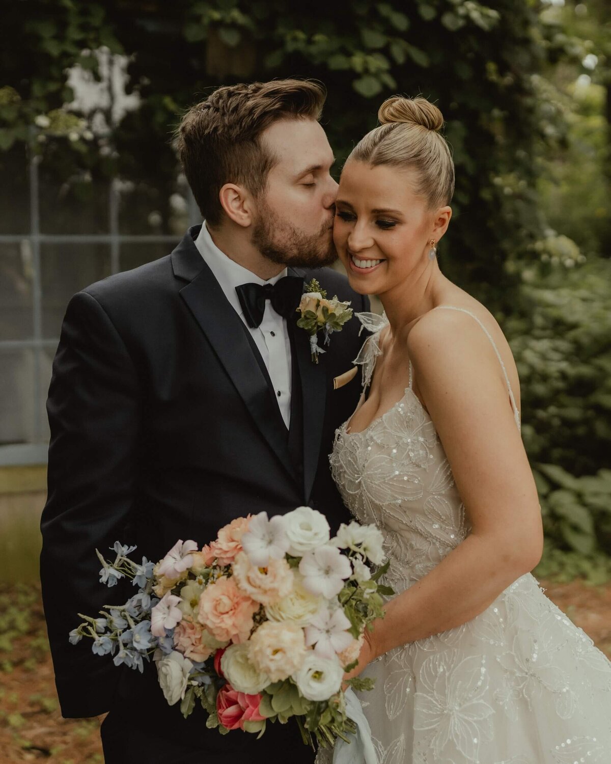 gooseberry-floral-bride-groom-kiss-wedding-bouquet-ontario
