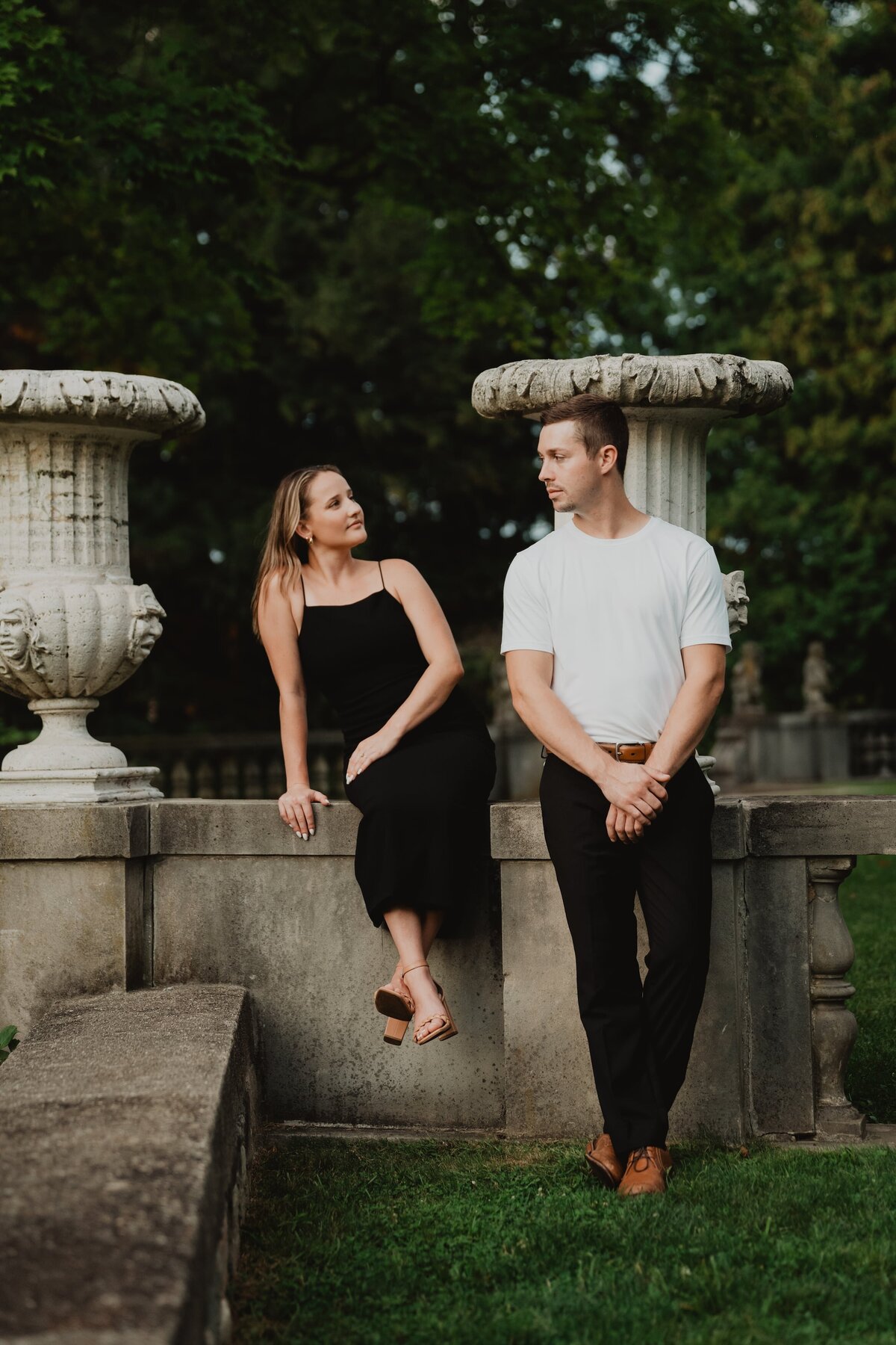 romantic-engagement-photos-cranbrook-museum-west