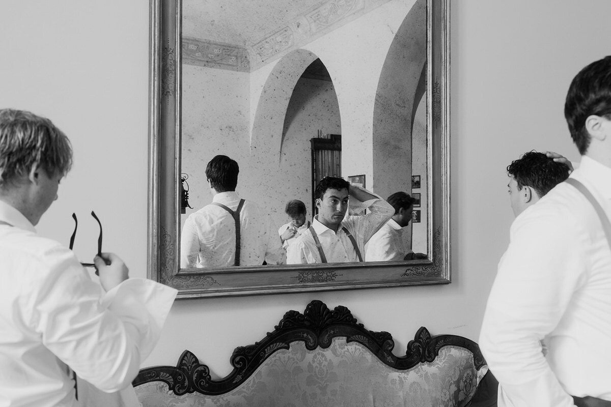 wedding-groom-getting-ready-blackwhite-mirror-laurianevega