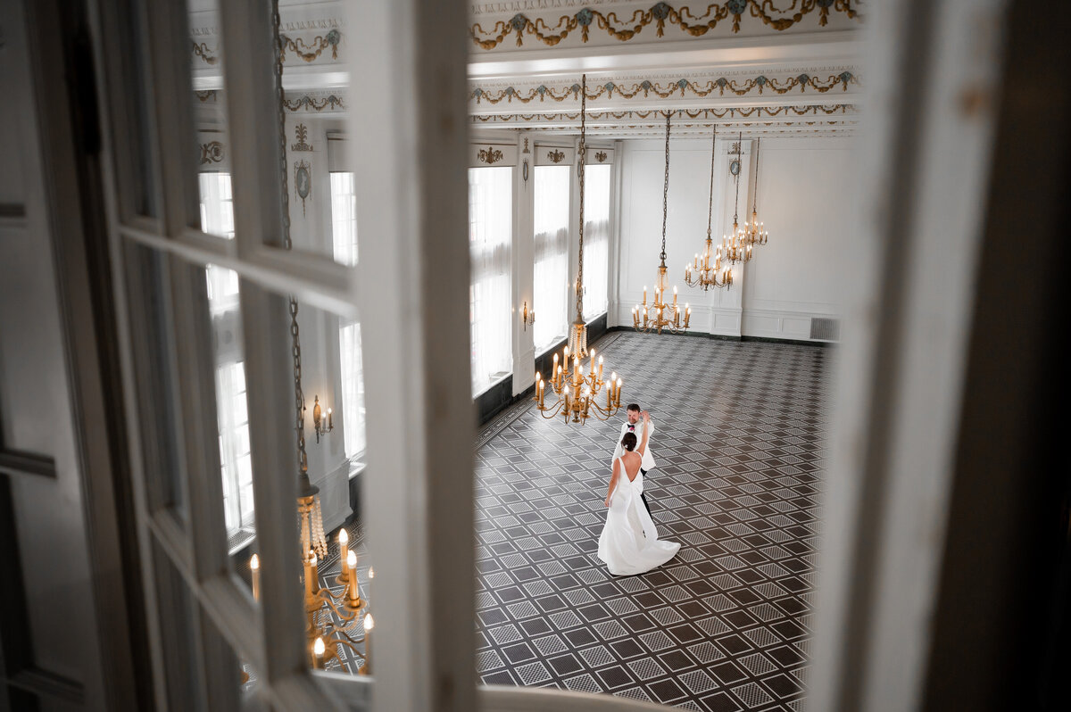 wedding pic of couple in the washington room at george washington hotel