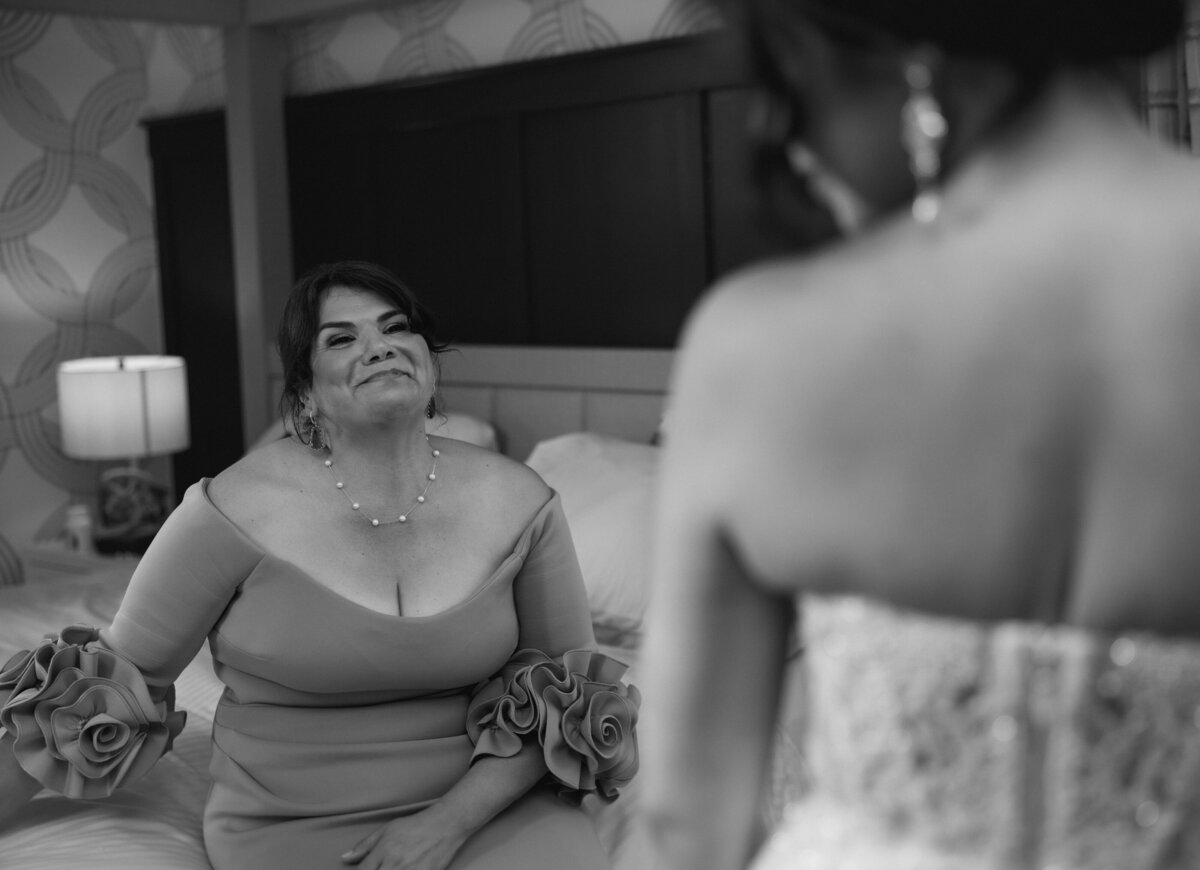 JaclynAustinOceanviewofNahantMassachusettsBostonWeddingPhotographyNewEnglandWeddingPhotographerTruetoColorCinematicEditorialDocumentaryWeddingPhotos20252-50