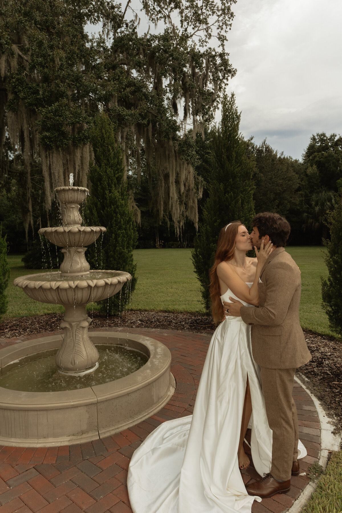 Elegant outdoor wedding surrounded by tropical greenery and historic charm at The Palm Mansion