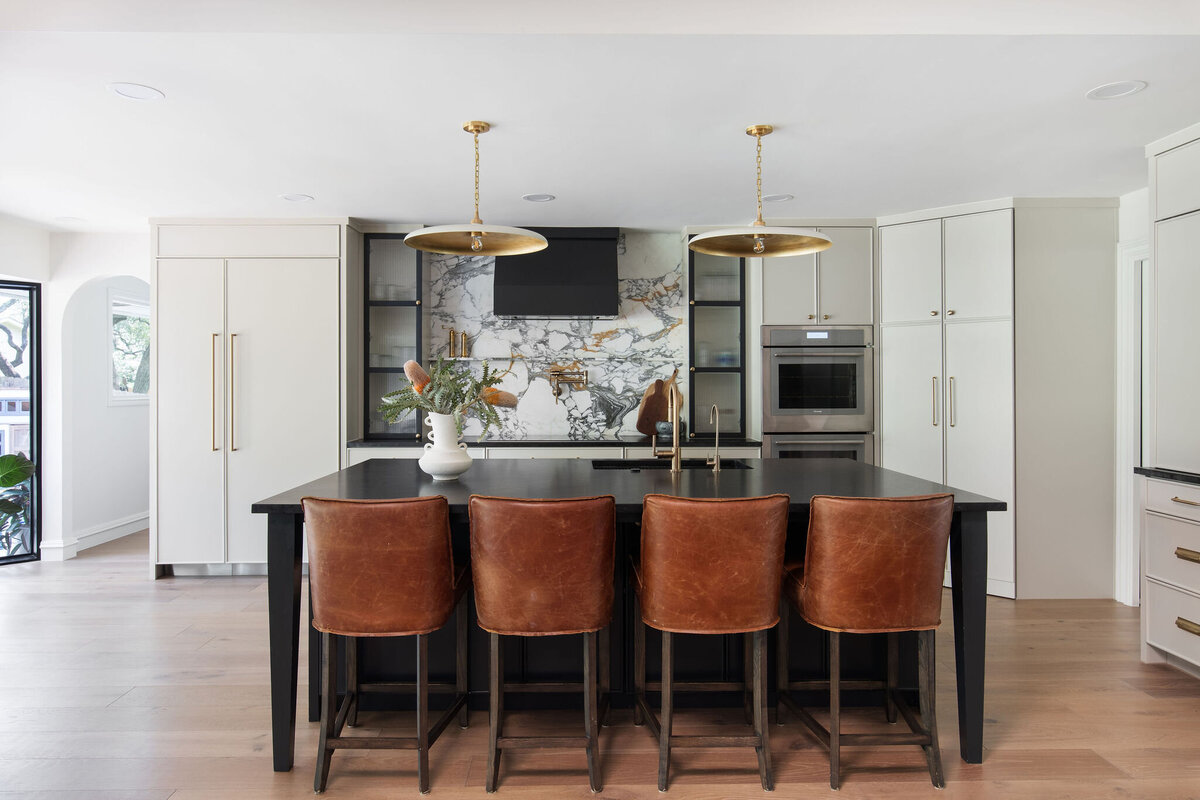 hello-home-modern-kitchen-renovation-marble-backsplash-brass-fixtures-black-island-10