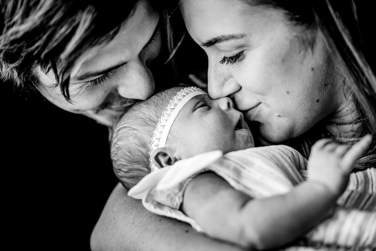 baby-parents-kiss-newborn-portrait-coeur-dalene