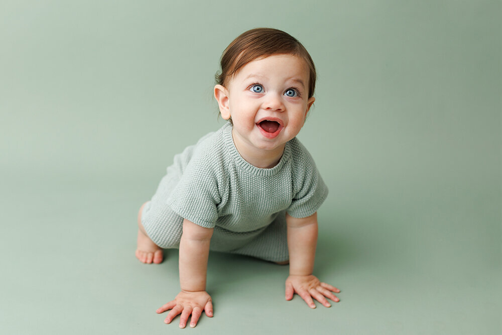 babycrawlsongreenwithsurprise
