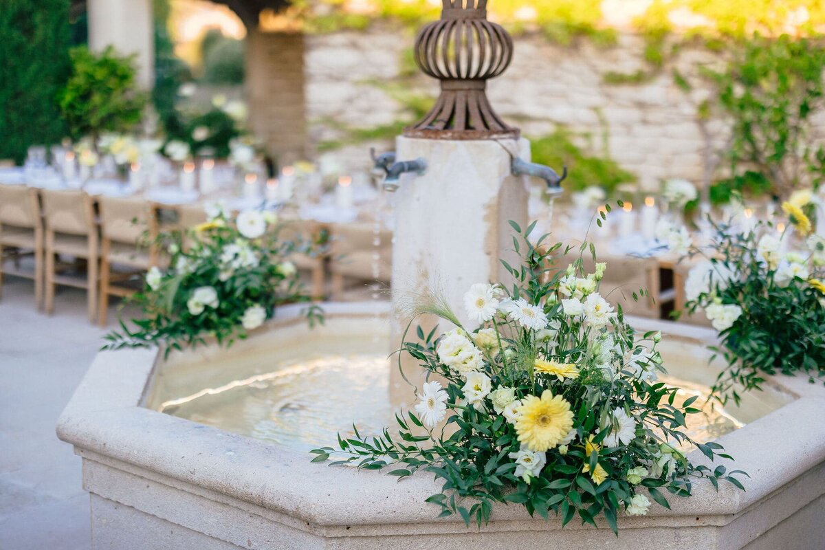 fontaine-decoree-de-fleurs