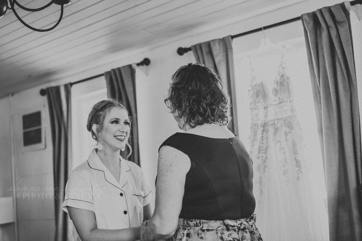 getting ready _ alaynna ann schwartz _ harpors vinyard _ iowa photographer _ playlife photography_0290