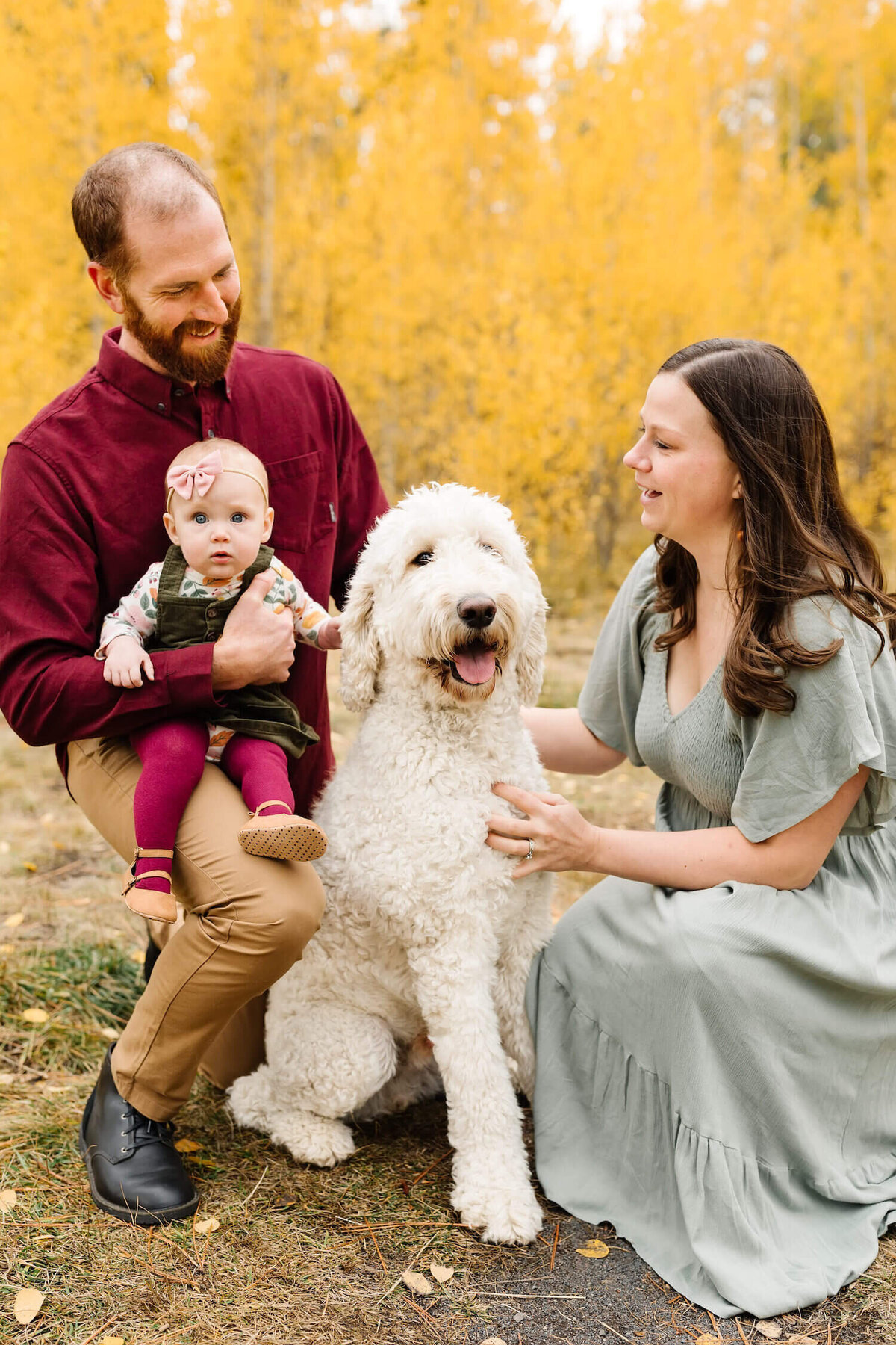 bend-family-photographer-family-with-goldendoodle
