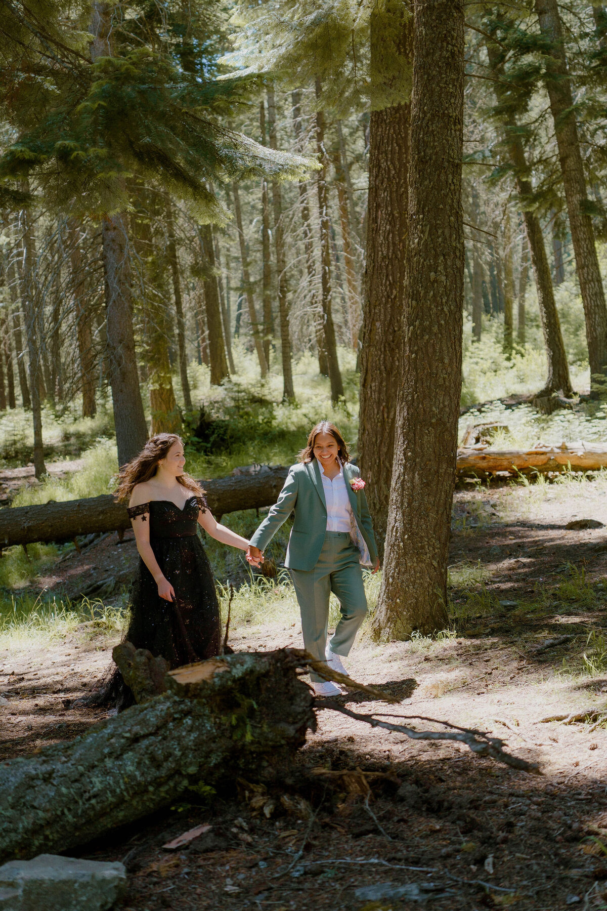 Portraits_Brenda&JanieElopementPhotos_OregonWeddingPhotographer_KuroCreativeHouse-56