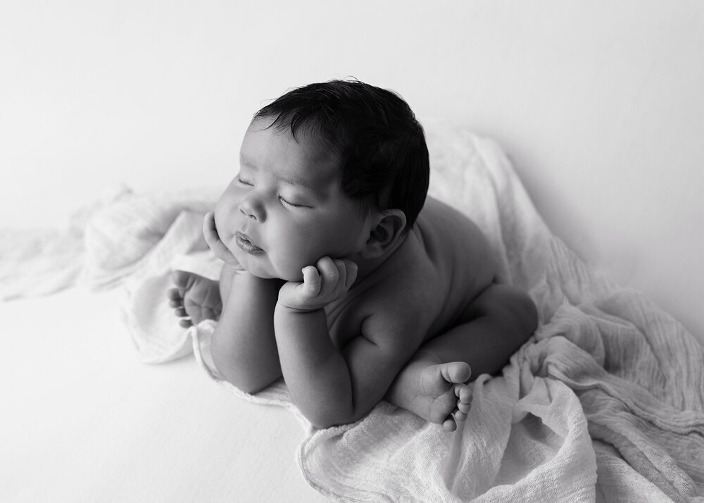 NEWBORN_BABYFROGGYPOSESIDEPOSEBLACKANDWHITE