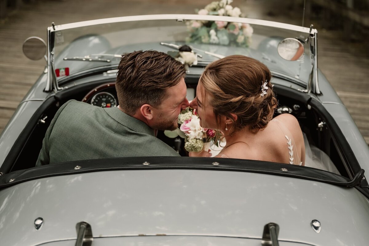 getrouwd stel in trouwauto