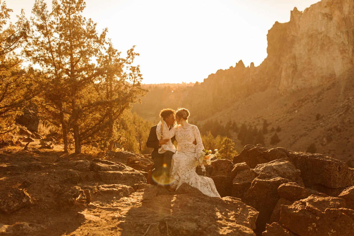 EMILY VANDEHEY PHOTOGRAPHY -- Bend_ Oregon Wedding & Elopement Photographer -- Sith Rock State Park_ Terebonne_ Oregon -- Shootout Society -- Boho Emerald Wedding-70