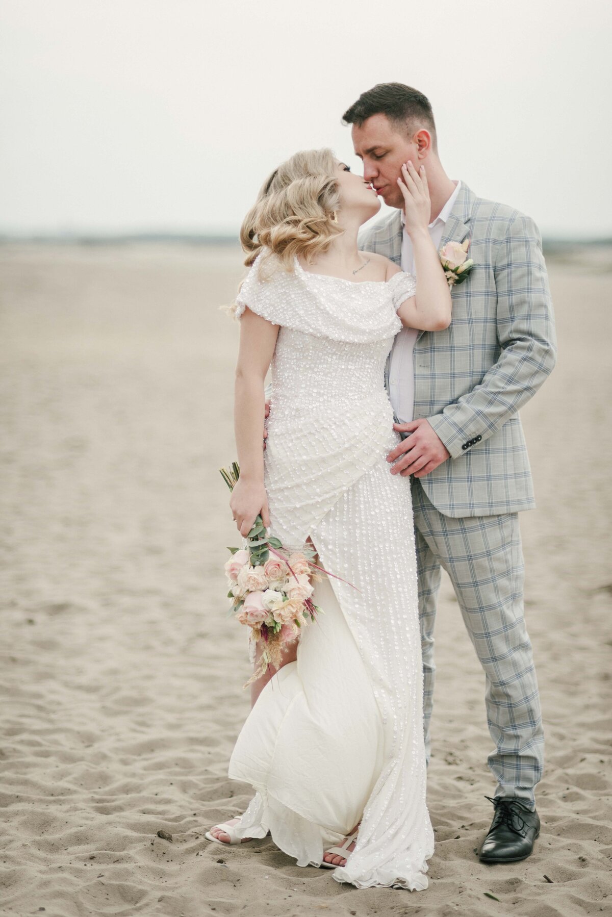 wedding destination italy  marocco spain desert bride glamour stylish florist stylish session photographer film analog wedding video cinematography bride make up  gold lebabon (1 (82)