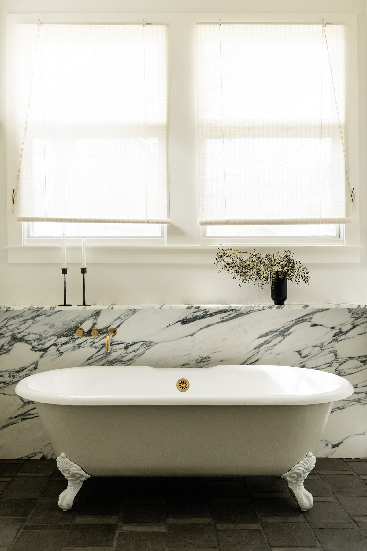 house-franc-hyde-park-classic-bathroom-remodel-historic-home-design-clawfoot-tub-refinishing-arabescato-marble-countertop-historic-neighborhood-timeless-austin-texas