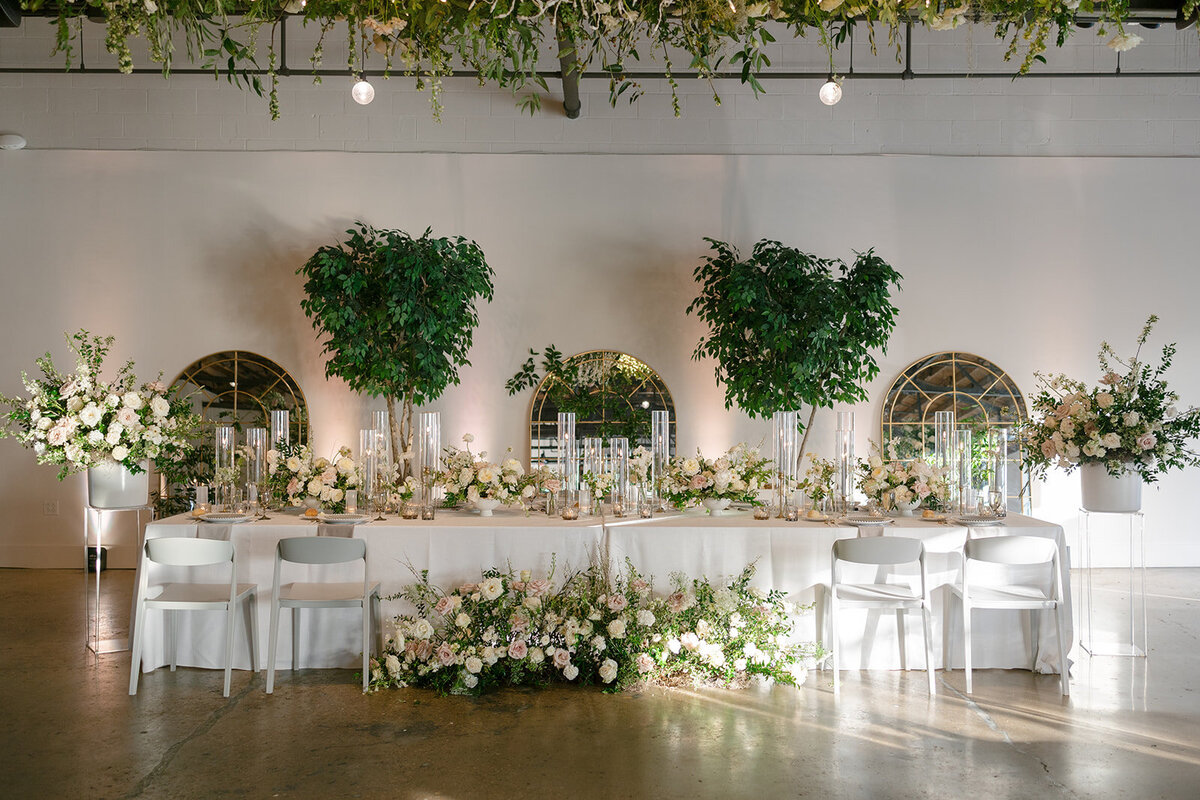 wedding-head-table-with-florals